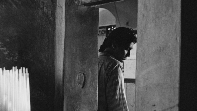 Apur Sansar (Source: themoviedb.org)